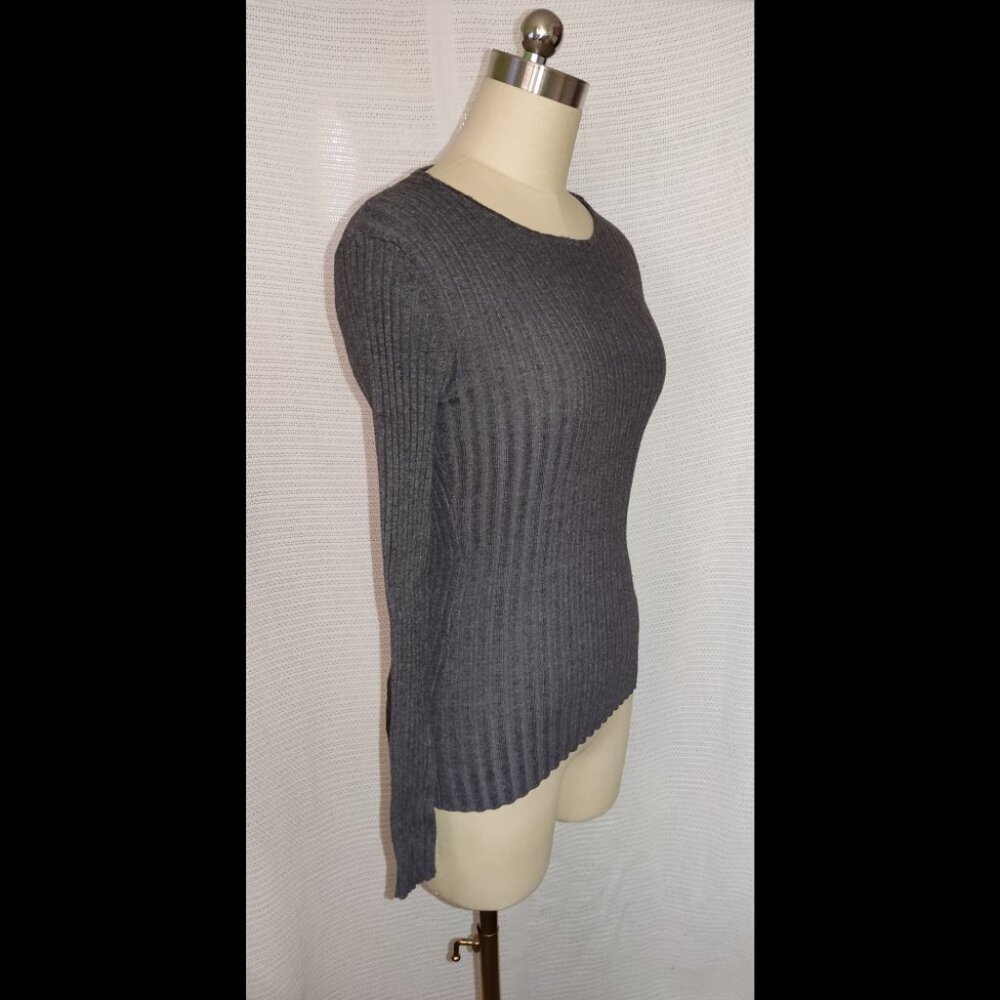 90s y2k cozy distressed sweater | form-fitting | crew neck | long sleeves